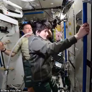 Astronot Ini Potong Rambut Di Luar Angkasa - REINHA.com